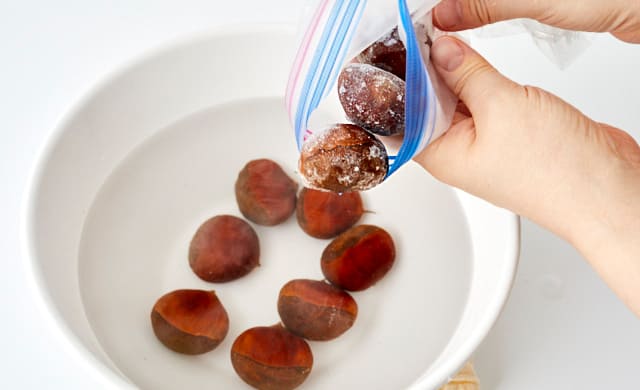 栗を熱湯につけている写真