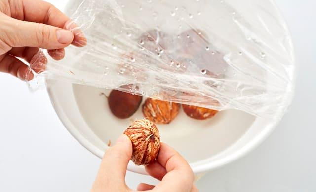 栗をボウルに戻している写真