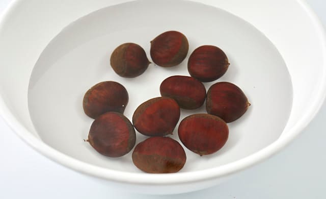 水に浸けている栗の写真