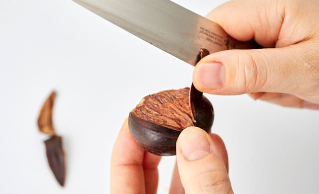 鬼皮を剥いている写真