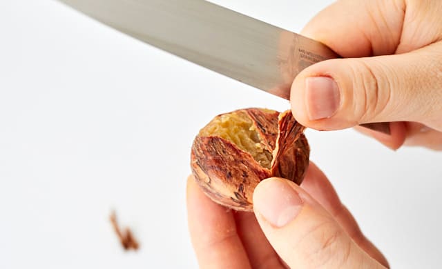 渋皮をむいている写真