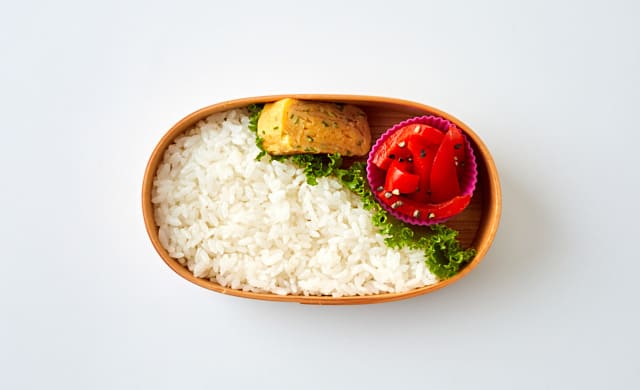 お弁当箱に大きなおかずを詰めた写真