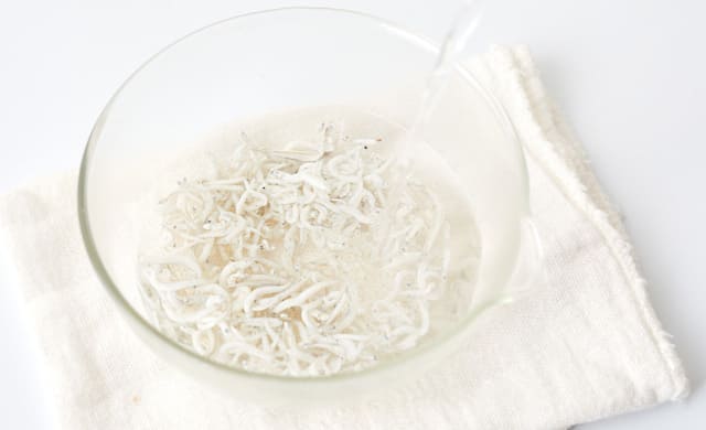 しらすに熱湯を注いでいる写真