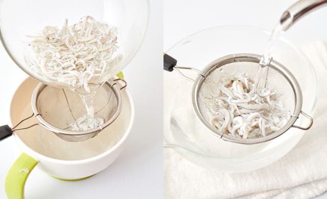 しらすに熱湯を回しかけている写真