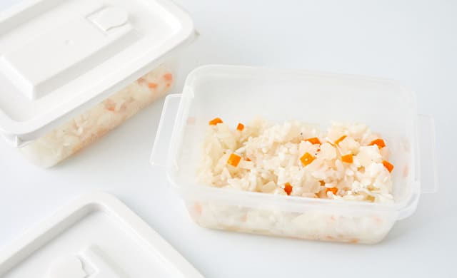 しらすと野菜のおかゆを冷凍用保存袋に入れた写真