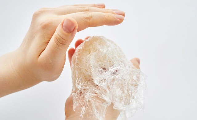 おにぎりをラップで握っている写真