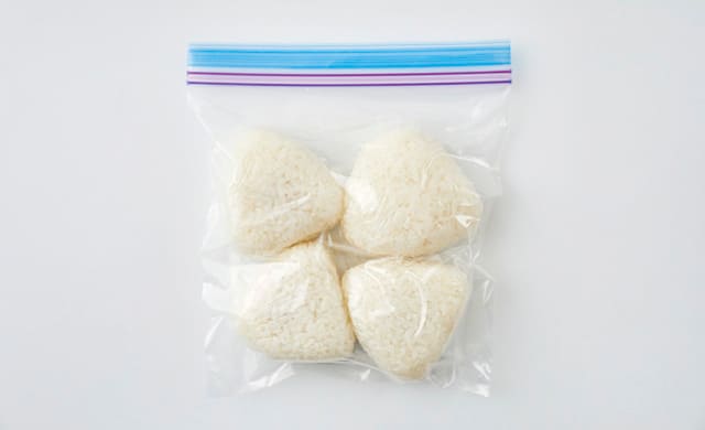 冷凍用保存袋に入れたおにぎりの写真
