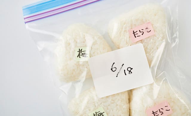 冷凍用保存袋に入れたおにぎりの写真