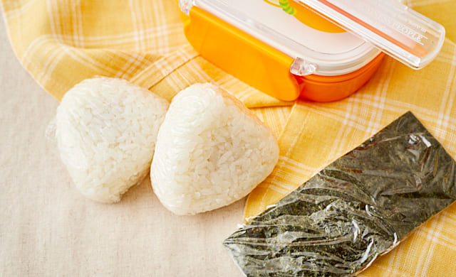 お弁当とおにぎりの写真