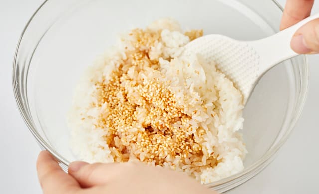 ごはんと調味料を混ぜている写真