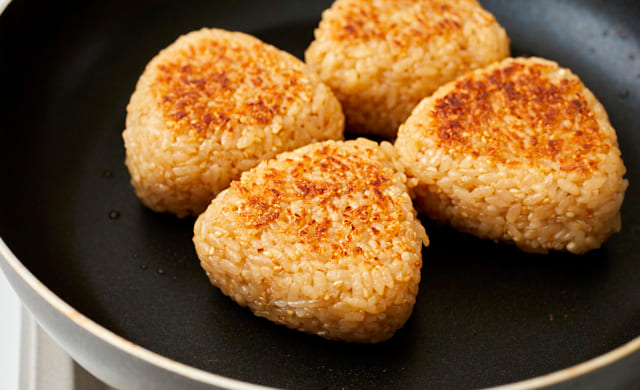 フライパンでおにぎりを焼いている写真