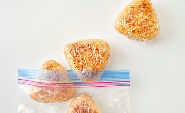 冷凍用保存袋に入れた焼きおにぎりの写真