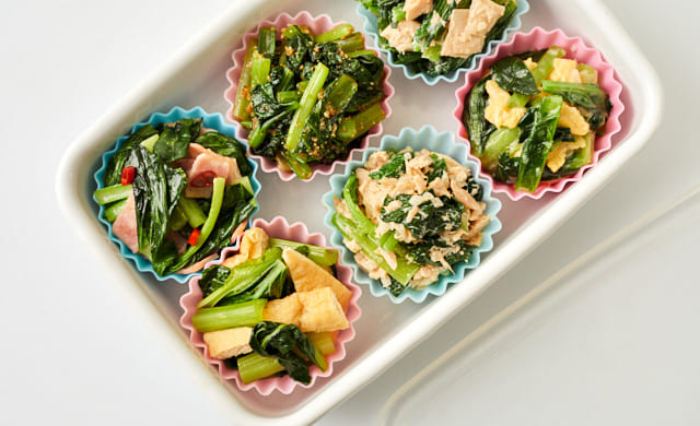 保存容器に入れた小松菜おかずの写真