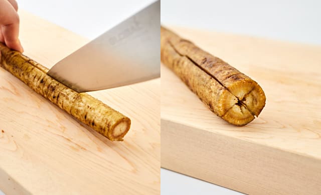 ごぼうに切り込みを入れている写真