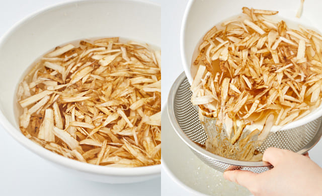 水を捨てている写真