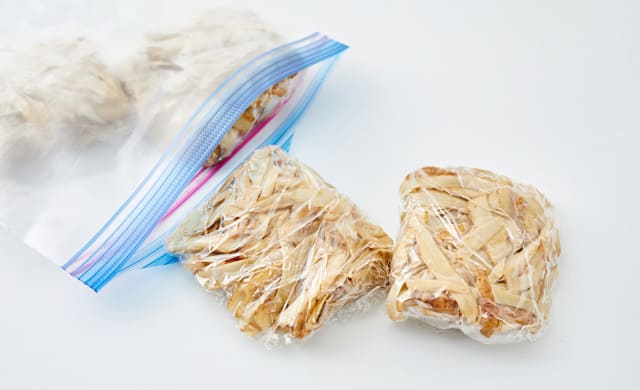 ごぼうのささがきを冷凍用保存袋に入れている写真