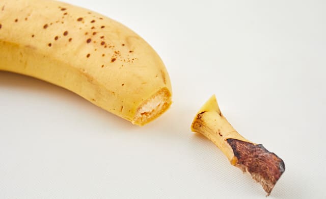 バナナのヘタを切り落とした写真