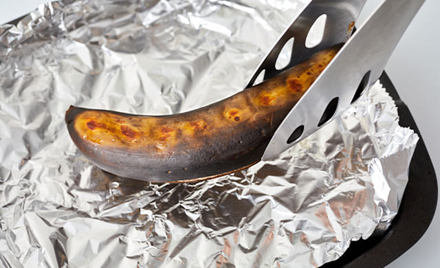 バナナを裏返している写真