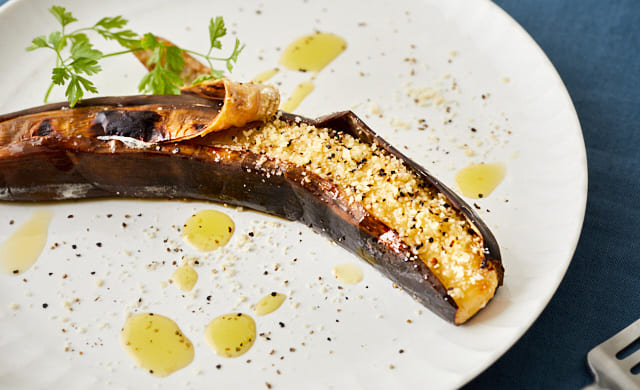 焼きバナナにオリーブオイルをかけた写真