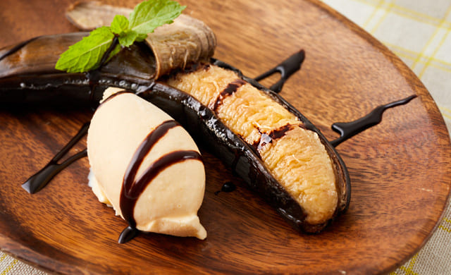 焼きバナナにバニラアイスを添えた写真