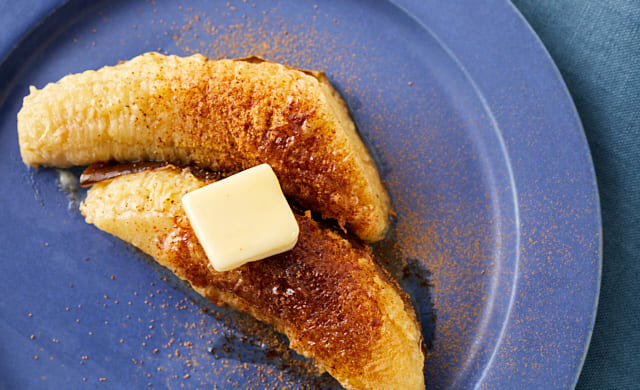 焼きバナナにバターをのせた写真