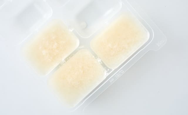 パンがゆを製氷皿に入れた写真