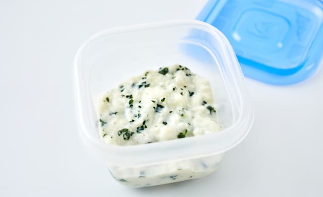 ほうれん草入りミルクパンがゆを保存容器に入れた写真