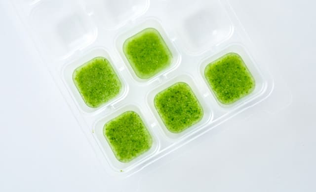 ブロッコリーペーストを入れた製氷皿の写真