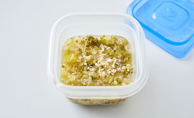 ブロッコリーと鶏肉のだし煮を保存容器に入れた写真