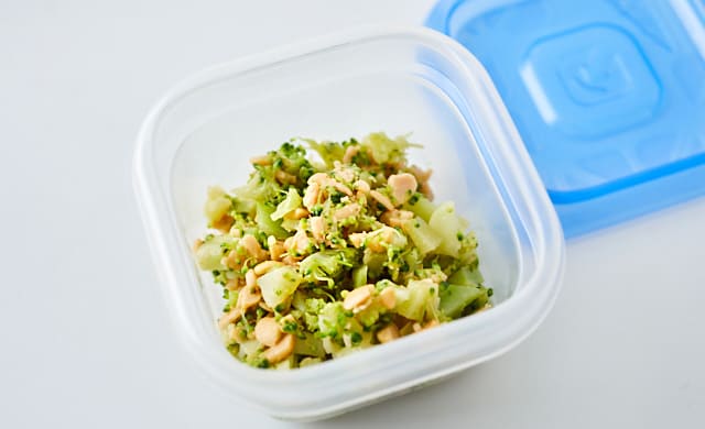 ブロッコリーの納豆炒めを冷凍用保存容器に入れた写真