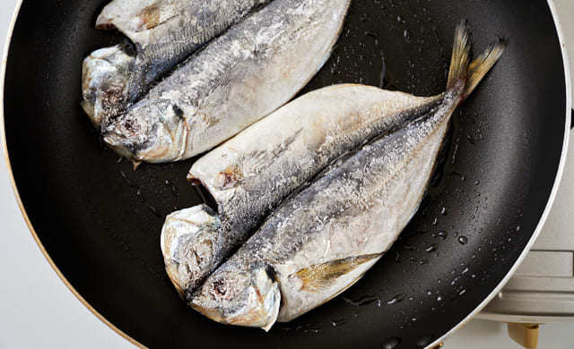 冷凍干物を焼いている写真