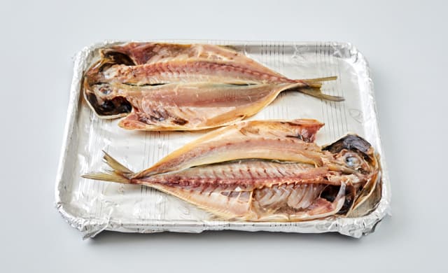 アルミホイルを敷いた天板に干物をのせている写真