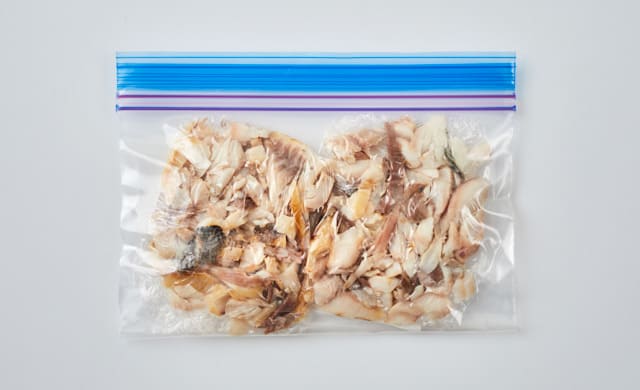 焼いた干物をほぐして冷凍用保存袋に入れた写真