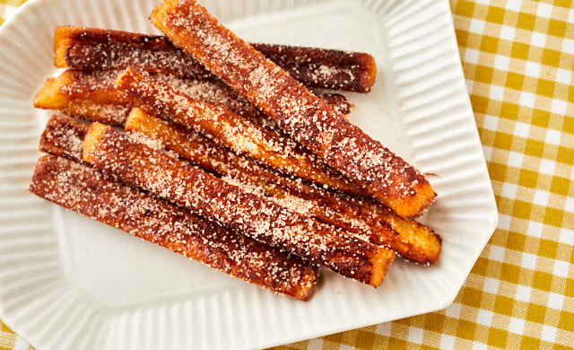 スティックタイプのパンの耳フレンチトーストの写真