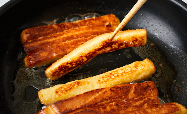 フライパンでパンの耳を焼いている写真