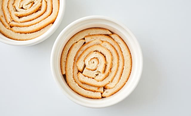 耐熱容器にパンの耳を丸形に敷き詰めた様子の写真