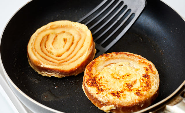 フレンチトーストを裏返している写真