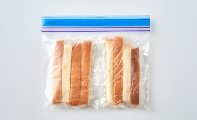 冷凍用保存袋に入れたパンの耳の写真