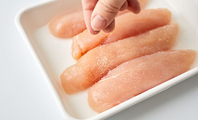 ささみに砂糖をふっている写真