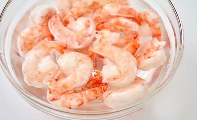 冷凍えびを解凍している写真