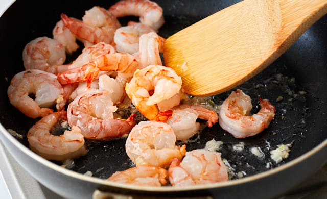 えびを炒めている写真
