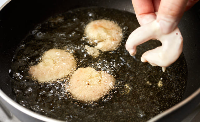 えびを揚げている写真