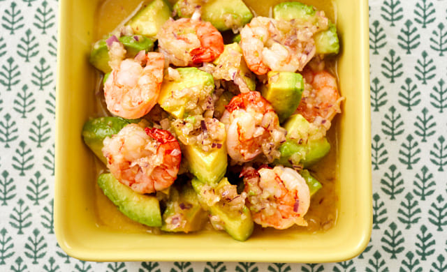 えびとアボカドのサラダの写真