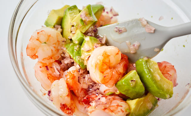 えびアボカドサラダを混ぜている写真