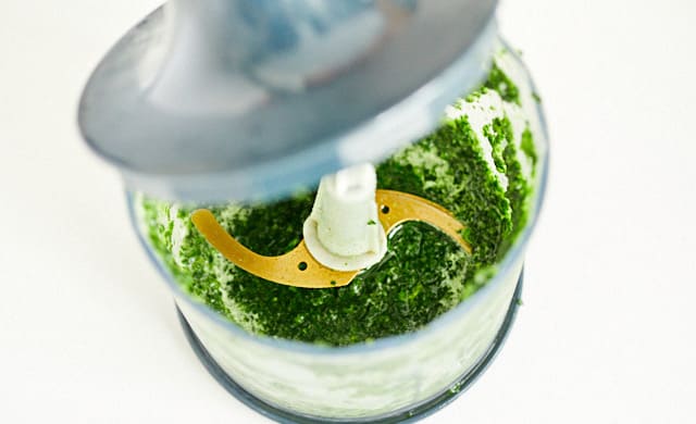 ほうれん草をペースト状にしている写真