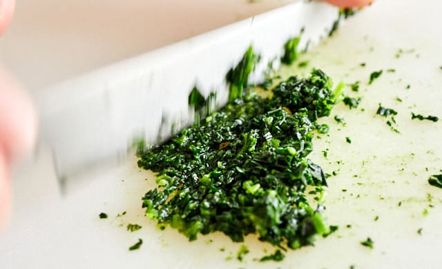 ほうれん草を刻んでいる写真