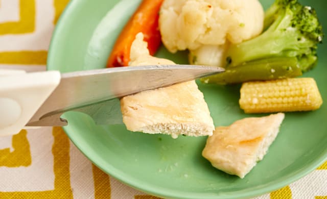 食べやすい大きさに刻んでいる写真