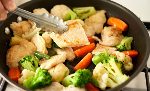 『洋風野菜』と鶏肉を蒸し焼きにしている写真