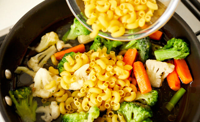 具材を入れている写真