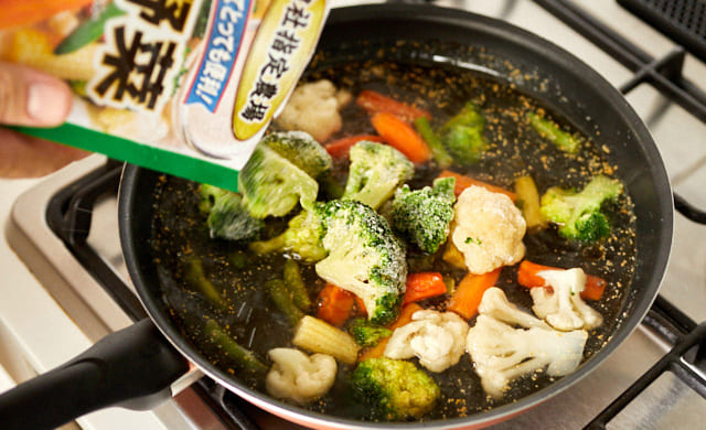 具材を入れている写真